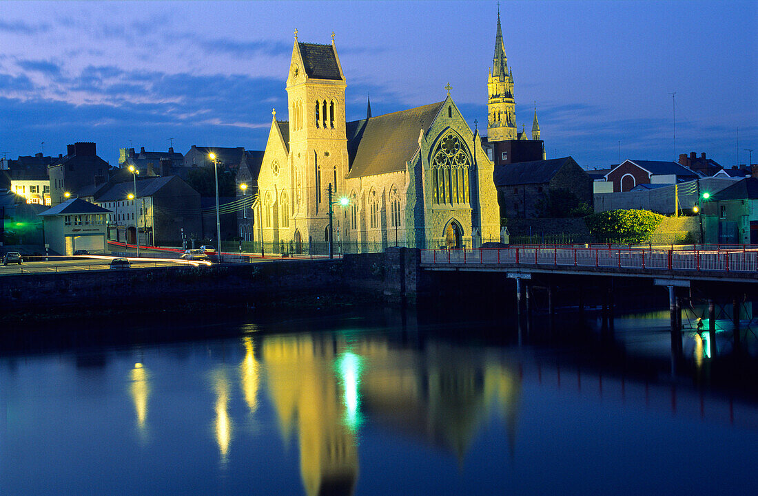 Beleuchtete Kirche am Fluss Boyne am Abend, Drogheda, County Louth, Irland, Europa