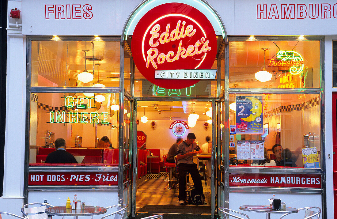 Menschen sitzen im beleuchteten Eddie Rocket's City Diner, Dublin, Irland, Europa