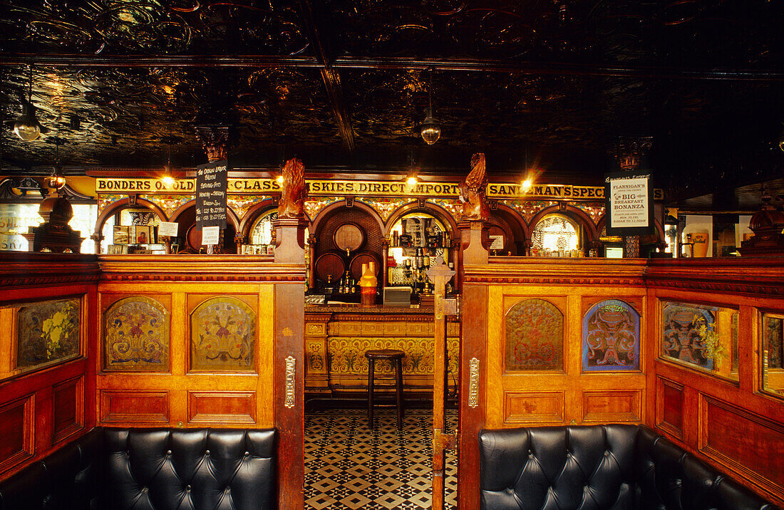 Innenansicht des traditionellen Pubs The Crown Liquor Saloon, Belfast, County Antrim, Irland, Europa