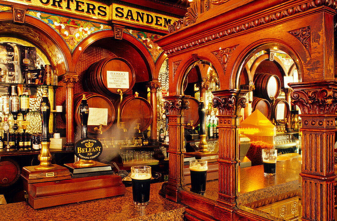 The Crown Liquor Saloon in der Great Victoria Street, Belfast, County Antrim, Nordirland, United Kingdom, Europe