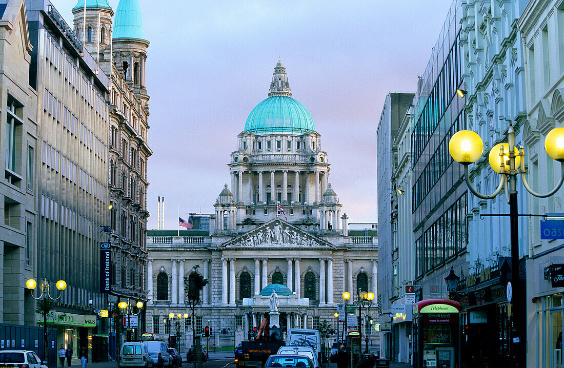 Das Rathaus von Belfast im Abendlicht, County Antrim, Belfast, Nordirland, Vereinigtes Königreich, Europa