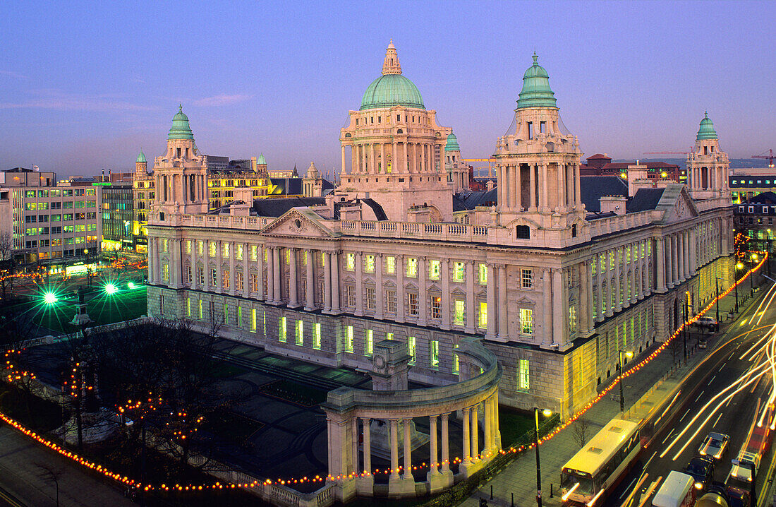Das Rathaus von Belfast im Abendlicht, County Antrim, Belfast, Nordirland, Vereinigtes Königreich, Europa
