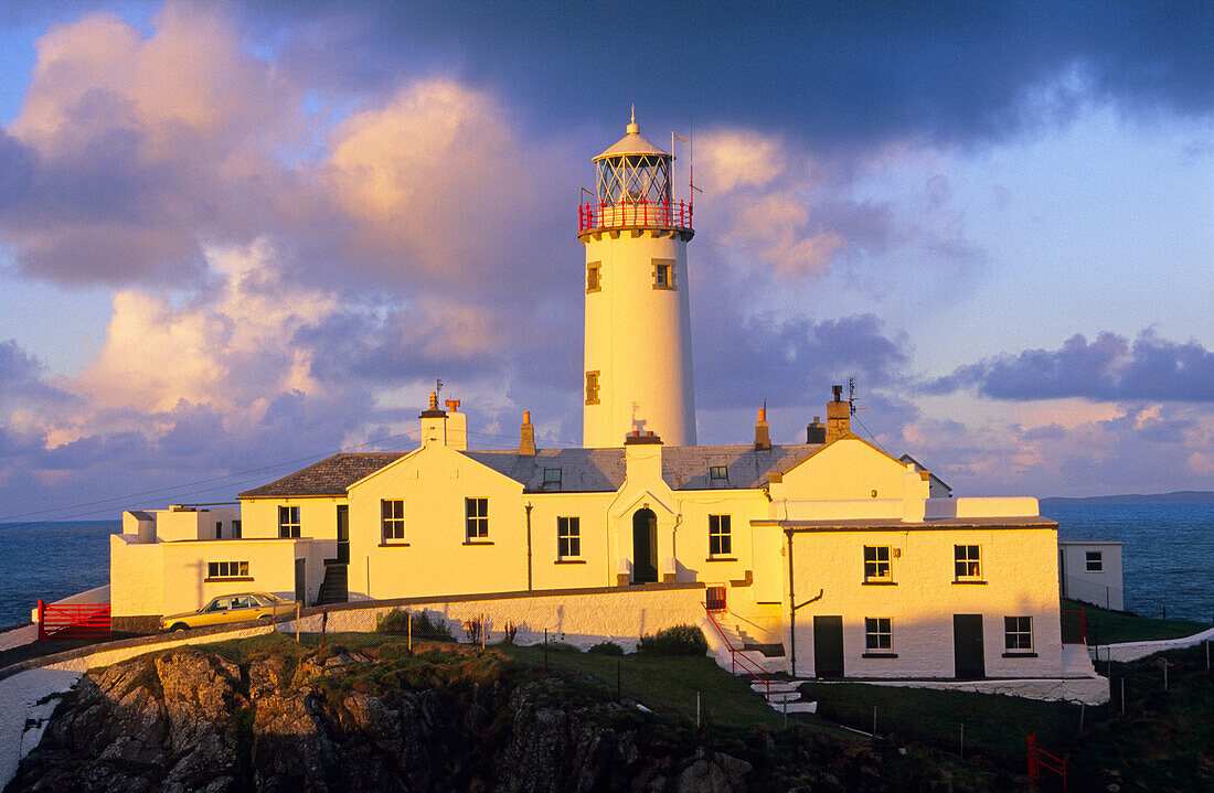Leuchtturm am Fanad Head im Abendlicht, County Donegal, Irland, Europa