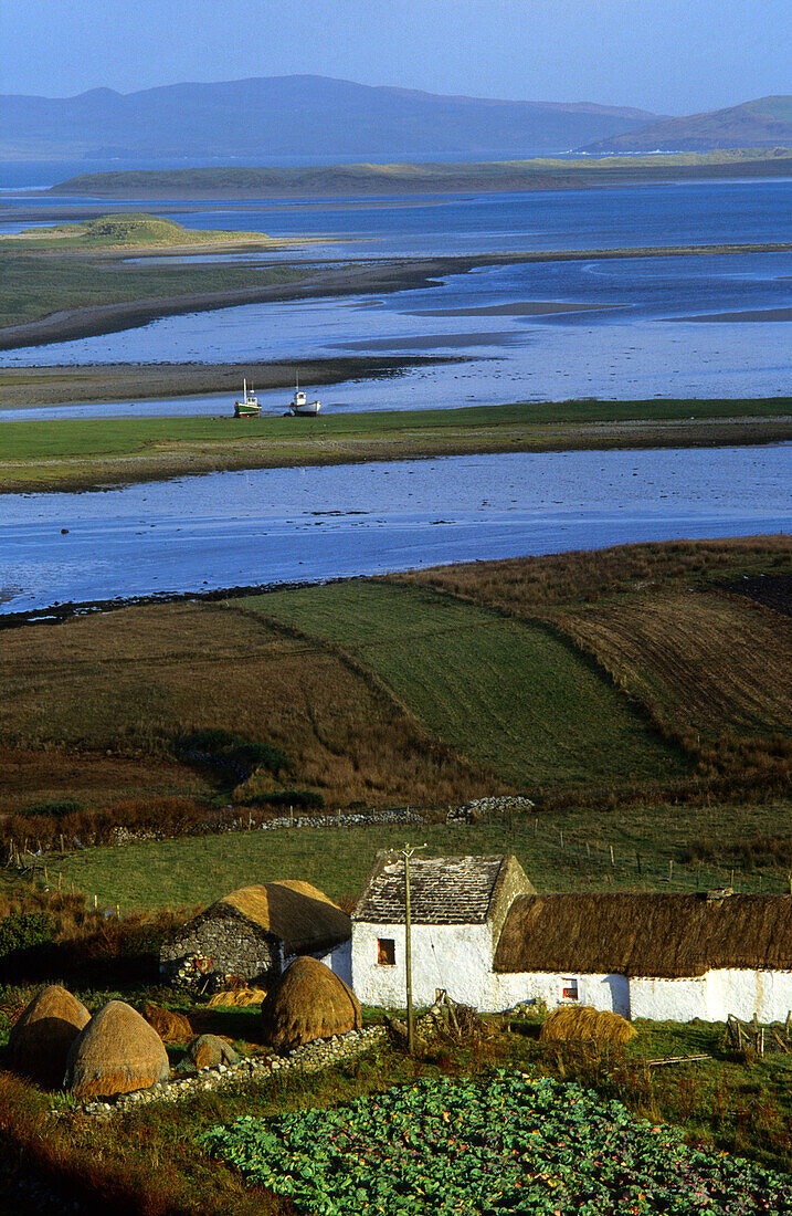 Küstenlandschaft mit Cottage, Bauernhof in Gortahork, County Donegal, Ireland, Europe