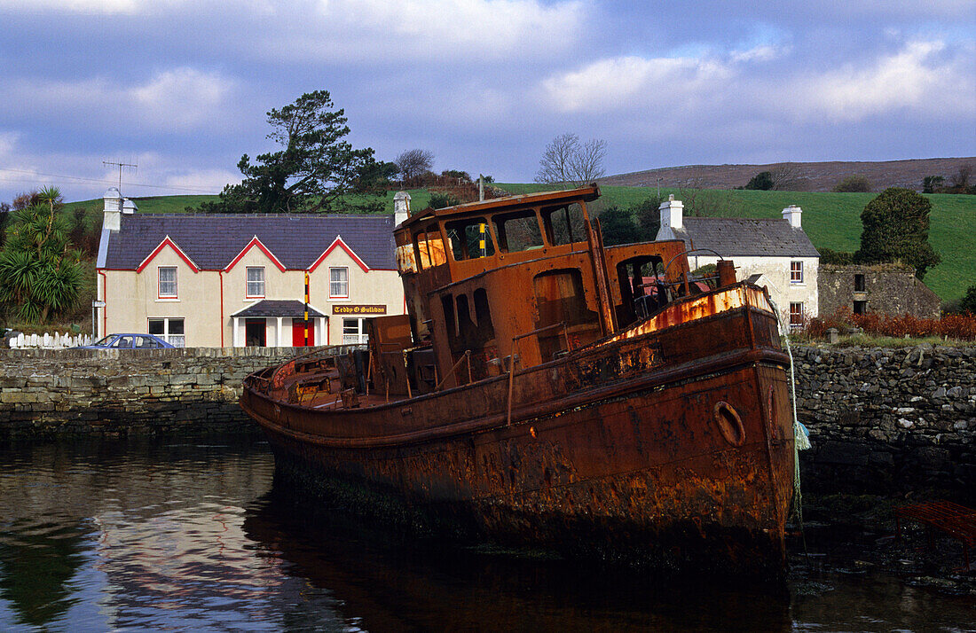 Schiffswrack im Hafen von Kilmakilloge, Halbinsel Beara, County Kerry, Irland, Europa