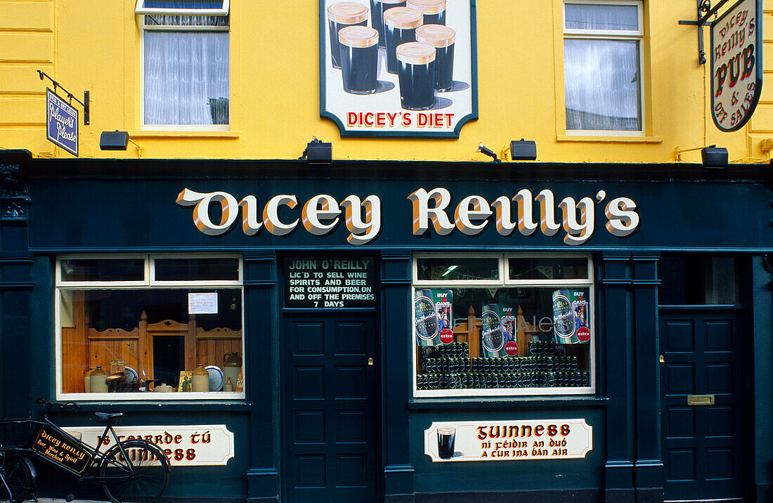Europe, Great Britain, Ireland, Co. Donegal, Ballyshannon, Dicey Reilly's Pub