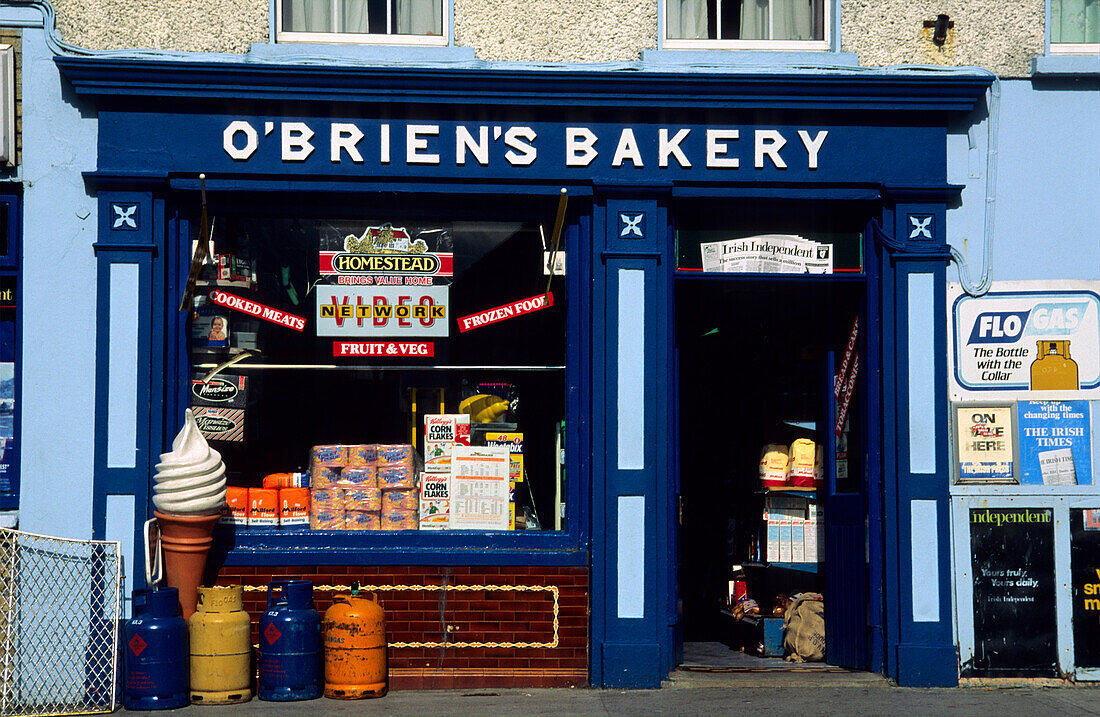 Blau bemalte Fassade von O'Briens Bäckerei, Ennistymon, County Clare, Irland, Europe