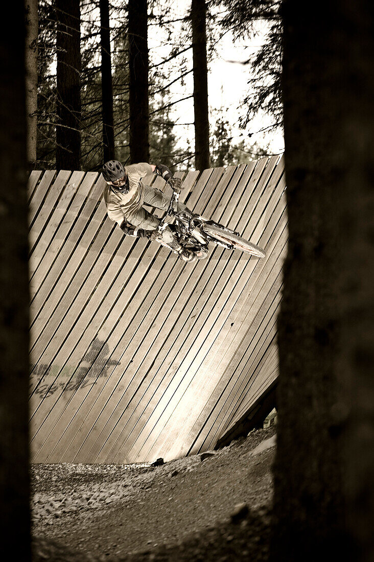 Ein Teenager fährt mit seinem Mountainbike eine Steilkurve, Downhill Park, Wagrain, Österreich