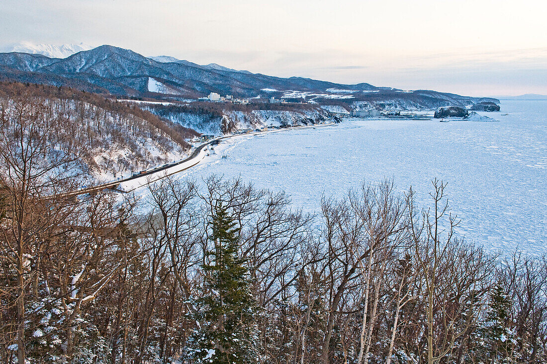 Blick auf Pazifik und Küstenlandschaft im Winter, Hokkaido, Japan, Asien