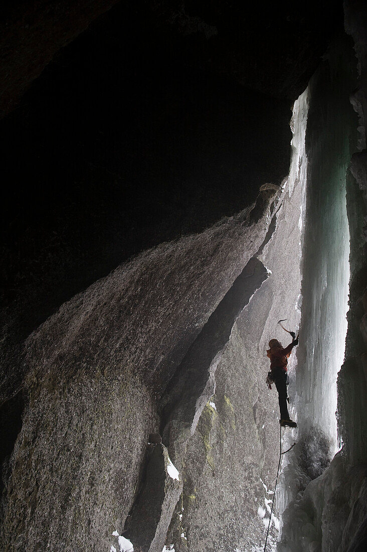Ein Mann beim Eisklettern in einer Höhle, Sounkyo, Hokkaido, Japan, Asien