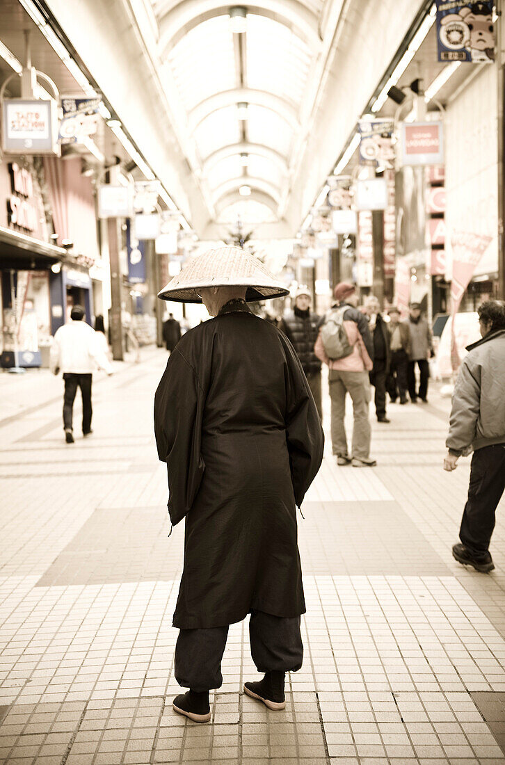 Alter Mann mit Hut in einem Einkaufszentrum, Sapporo, Hokkaido, Japan, Asien