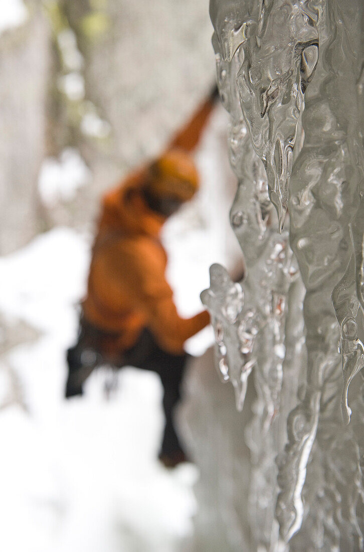 Ein Mann klettert eine Eiswand hoch, Sounkyo, Hokkaido, Japan, Asien