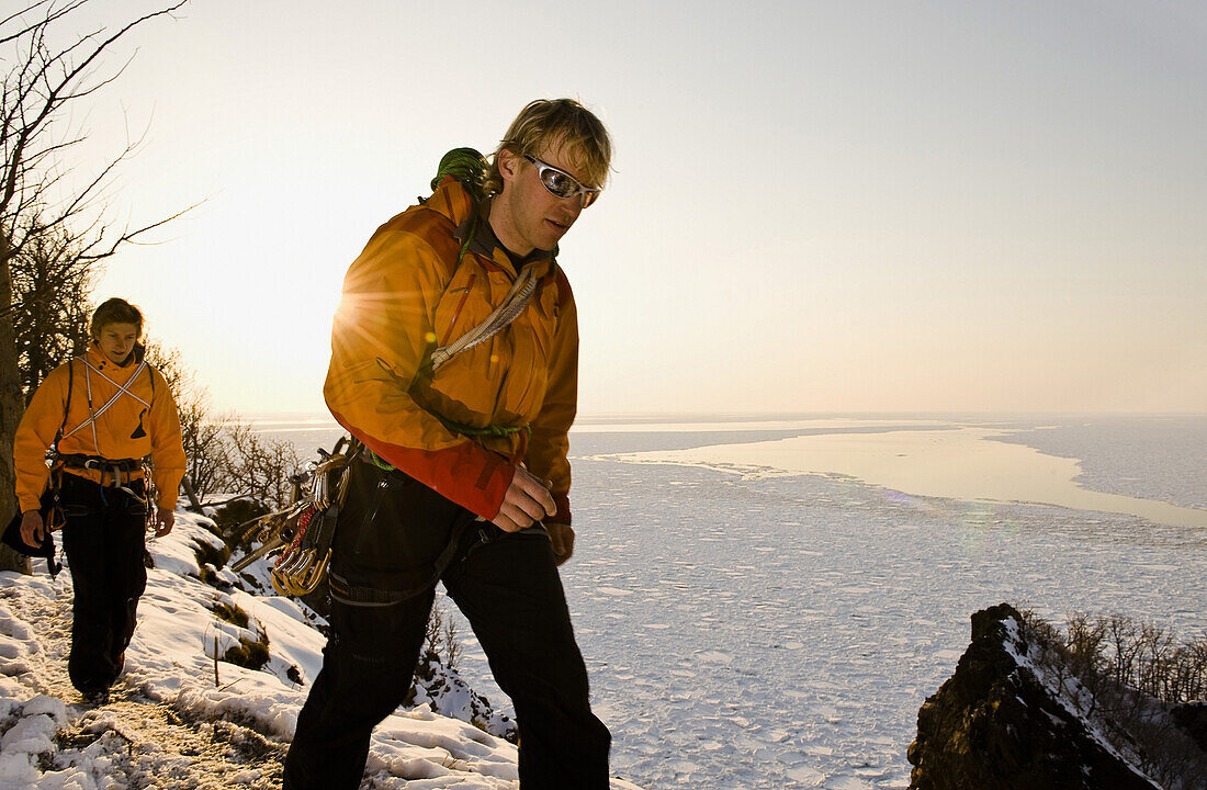 Zwei Männer beim Eisklettern, Hokkaido, Japan