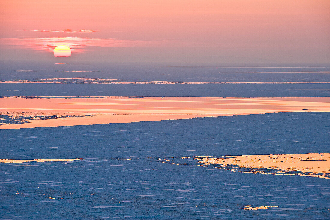 Eisschollen auf dem Pazifik bei Sonnenuntergang, Hokkaido, Japan, Asien