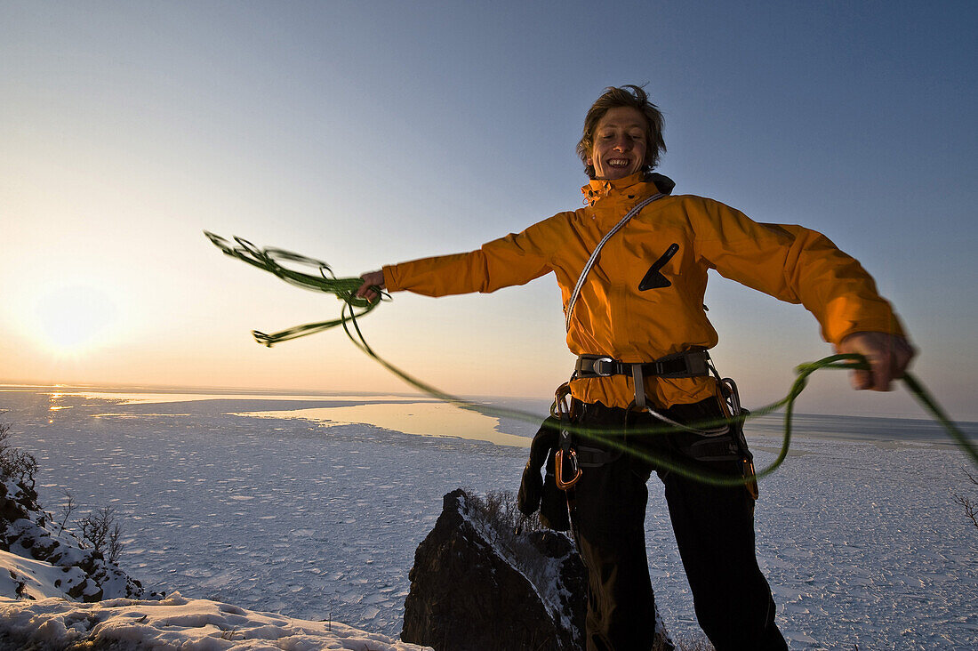 Man throwing a rope in sunset, Hokkaido, … – License image – 70214680 ❘  lookphotos