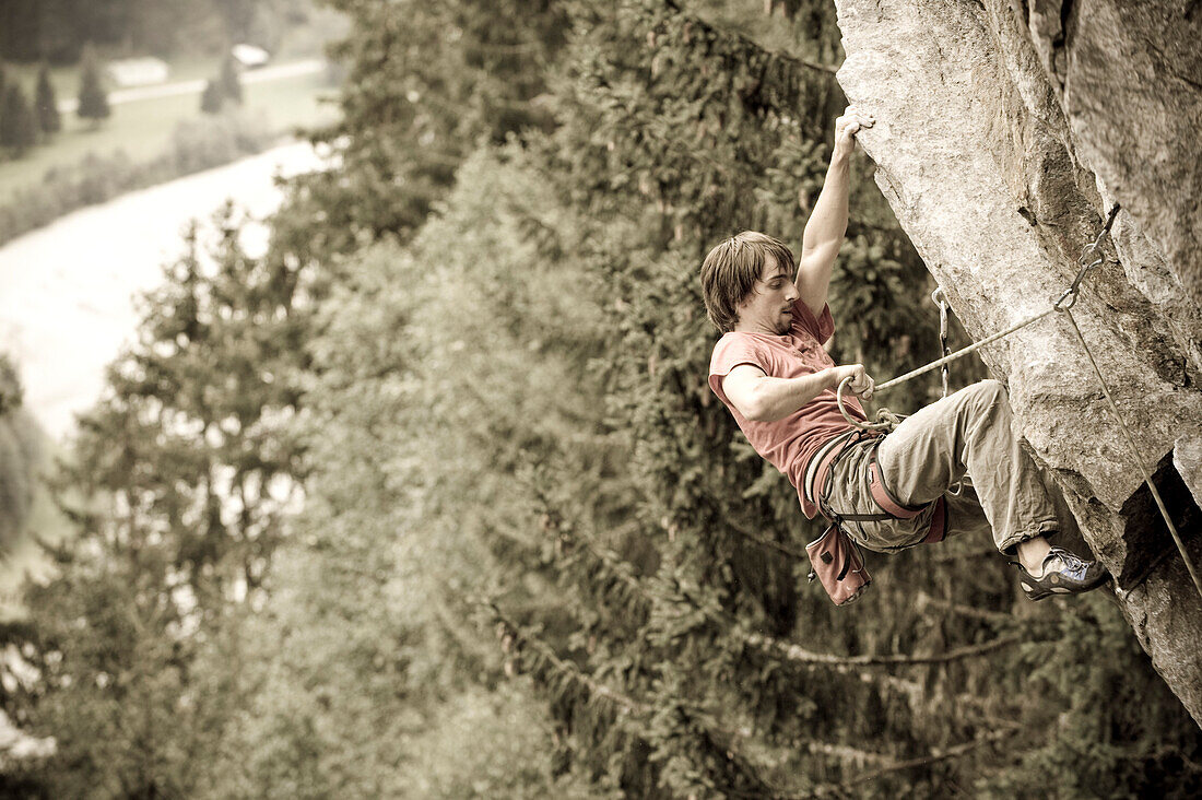 Mann klettert eine Felswand hoch, Ötztal, Tirol, Österreich