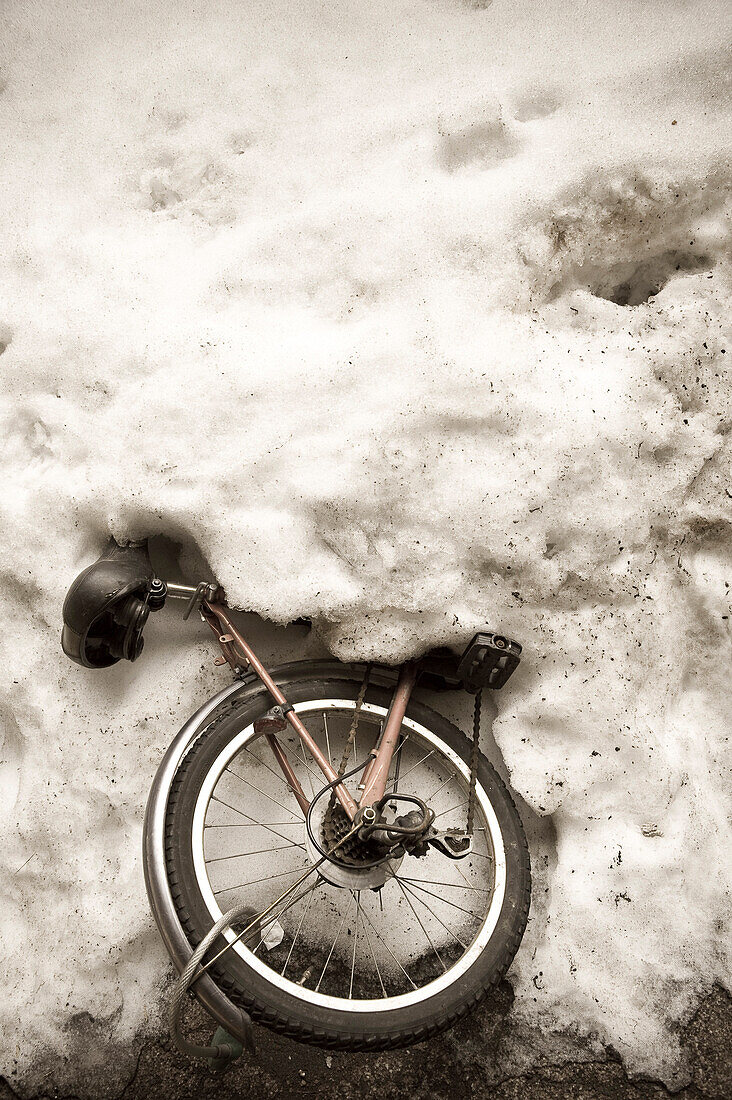 Eingeschneites Fahrrad, Sapporo, Hokkaido, Japan, Asien
