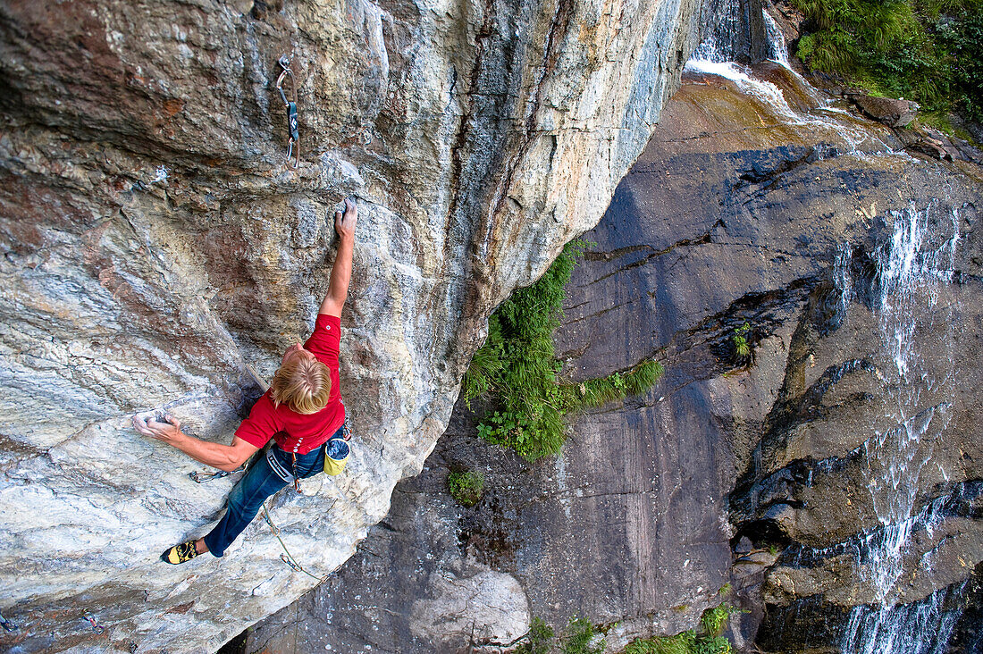 Ein Mann klettert eine Felswand hoch, Ötztal, Tirol, Österreich