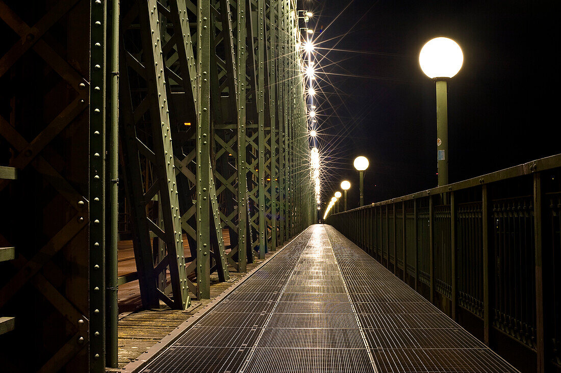Menschenleere Eisenbahnbrücke mit Strassenlaterne bei Nacht, Linz, Oberösterreich, Österreich