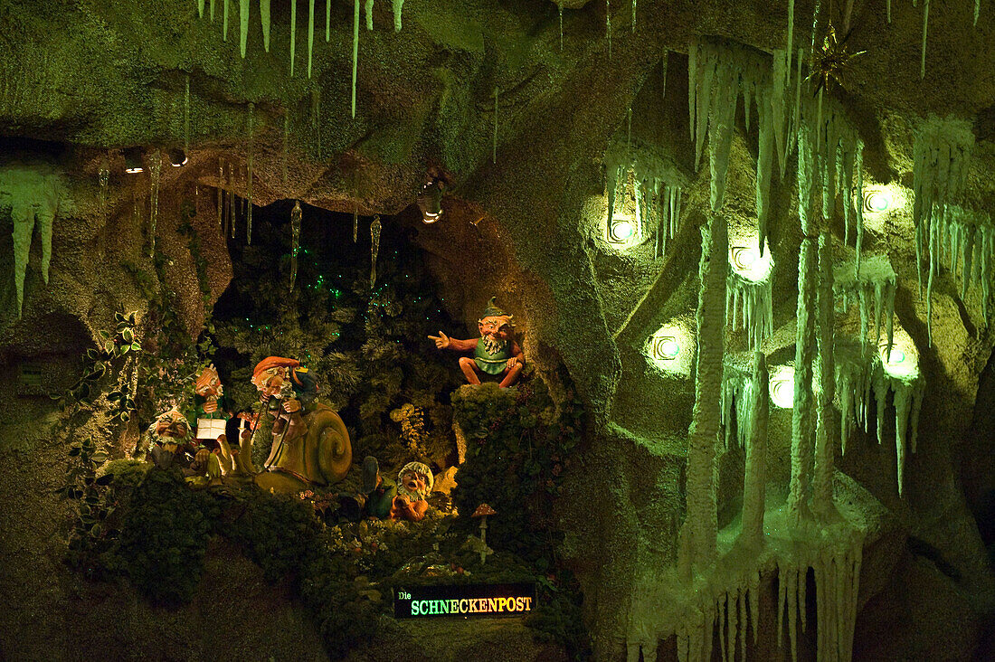 Figuren in einer beleuchteten Grotte, Grottenbahn, Linz, Oberösterreich, Österreich