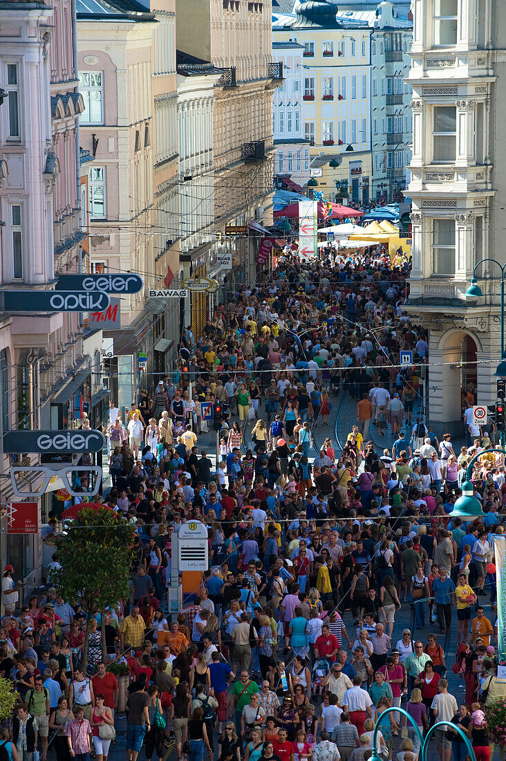 Menschenmenge bei einem Strassenfest in der Innenstadt, Linz, Oberösterreich, Österreich