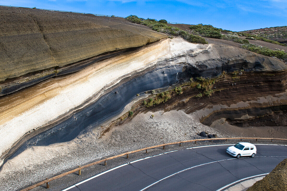 Ein Auto fährt auf einer Landstrasse im Teide Nationalpark, Teneriffa, Kanarische Inseln