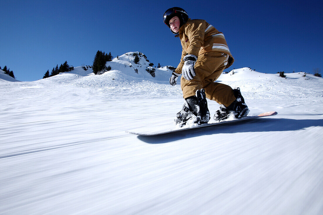 Junge fährt Snowboard, See, Tirol, Österreich