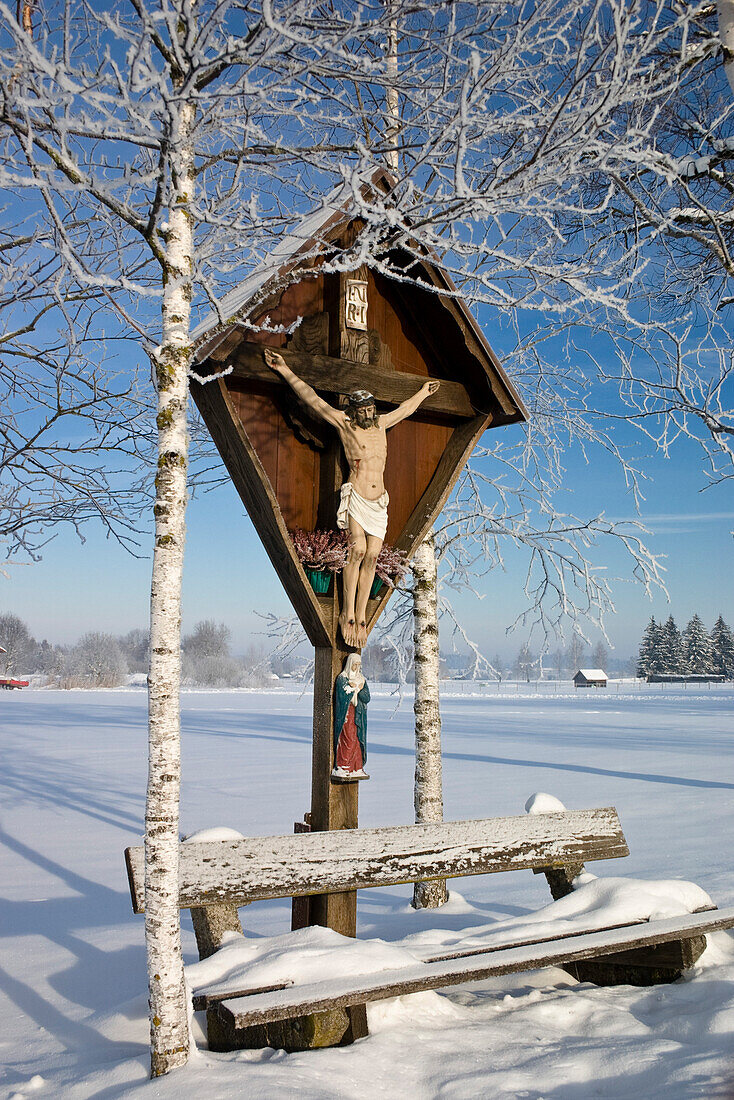 Wegkreuz im Winter, Oberbayern, Bayern, Deutschland
