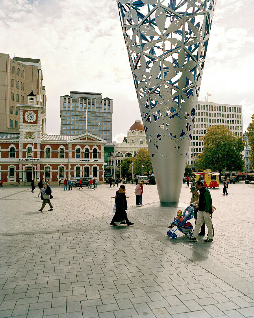 ACHTUNG: Starke Schäden durch Erdbeben am 22.02.2011, Menschen auf dem Cathedral Square im Stadtzentrum, Christchurch, Südinsel, Neuseeland
