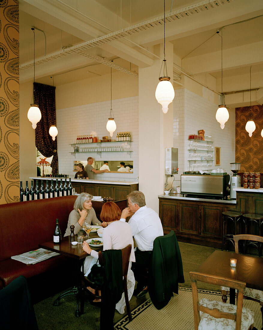 Menschen an einem Tisch im Floriditas Café & Restaurant, kreatives Viertel Cuba Street, Wellington, Nordinsel, Neuseeland