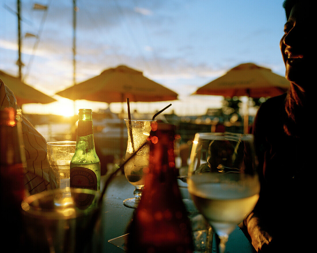 Menschen vor der Bar der Segler im Licht der Abendsonne, Viaduct Harbour, Auckland, Nordinsel, Neuseeland