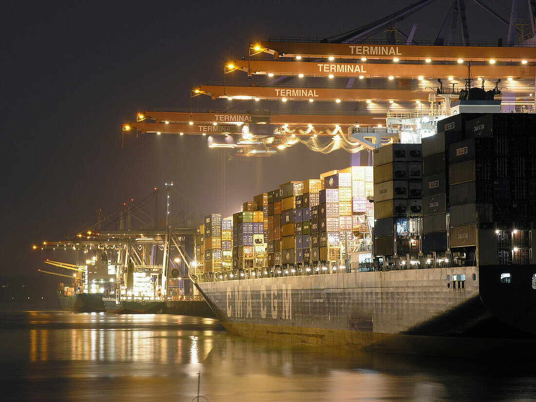 Frachtschiff im Containerhafen, Hamburg, Deutschland