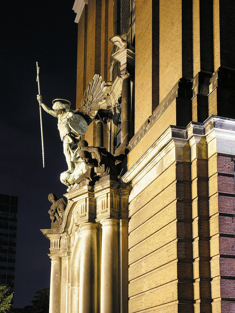 Haupteingang mit Erzengel Michael, St. Michaelis Kirche, Hamburg, Deutschland