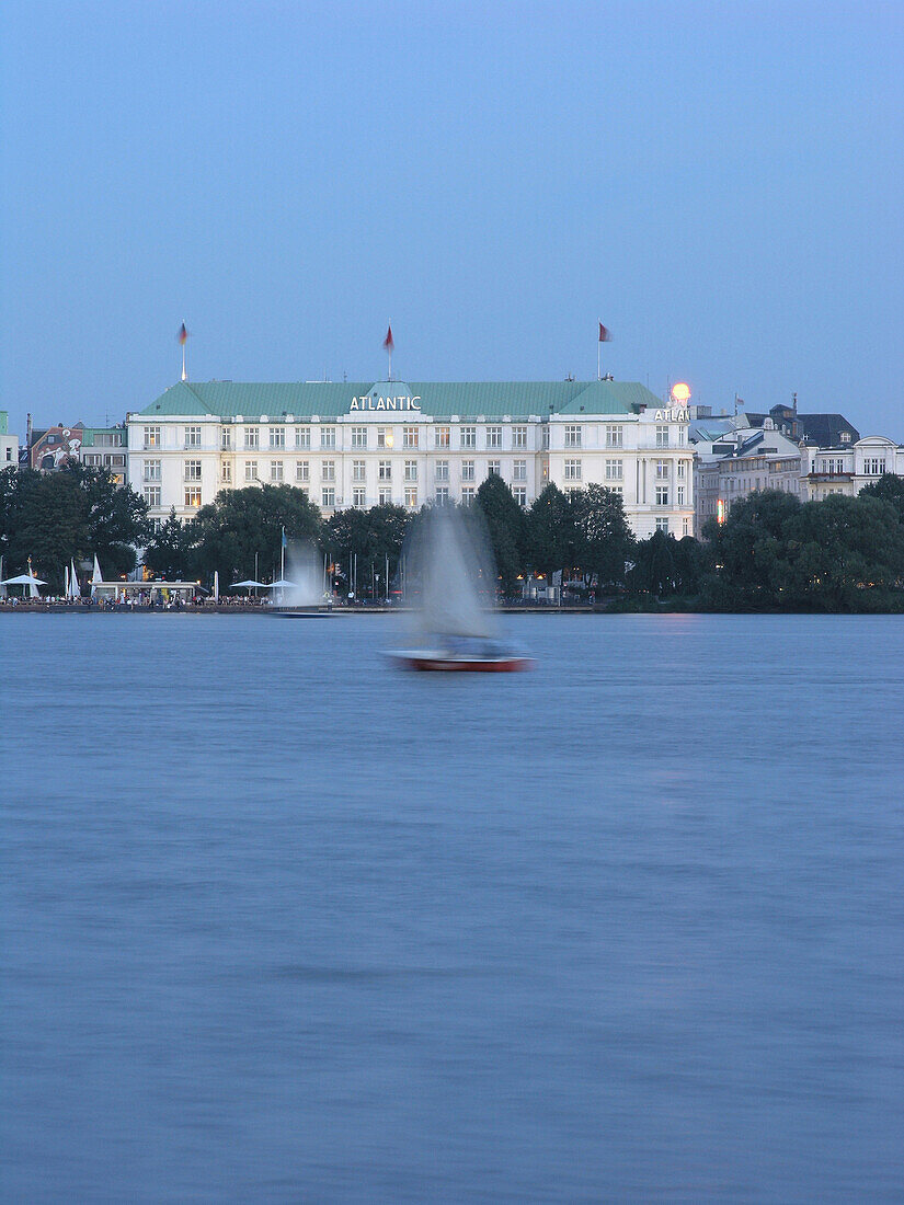 Blick über die Aussenalster zum Hotel Atlantic, Hamburg, Deutschland