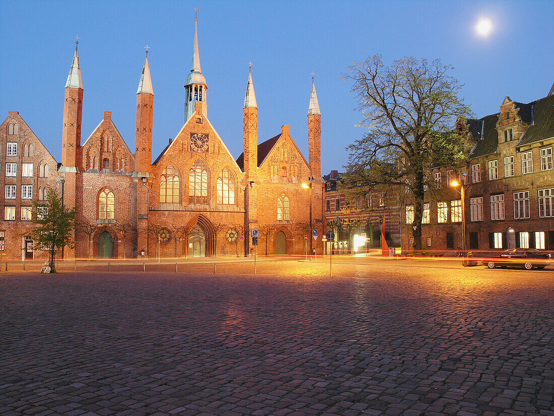 Heiligen-Geist-Hospital bei Nacht, Lübeck, Schleswig Holstein, Deutschland