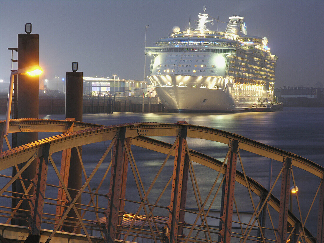 Freedom of the Seas ankert am Hamburg Cruise Center, Hamburg, Deutschland
