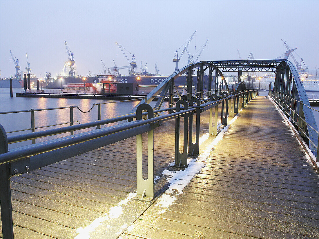 Anlegebrücke mit Blick auf Werftanlagen, Hamburg, Deutschland