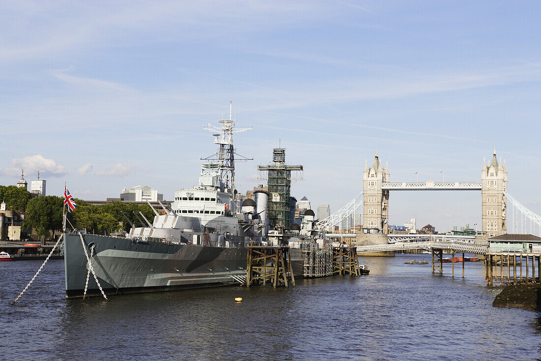 HMS Belfast auf der Themse mit Tower Bridge im Hintergrund, London, London, England, Großbritannien