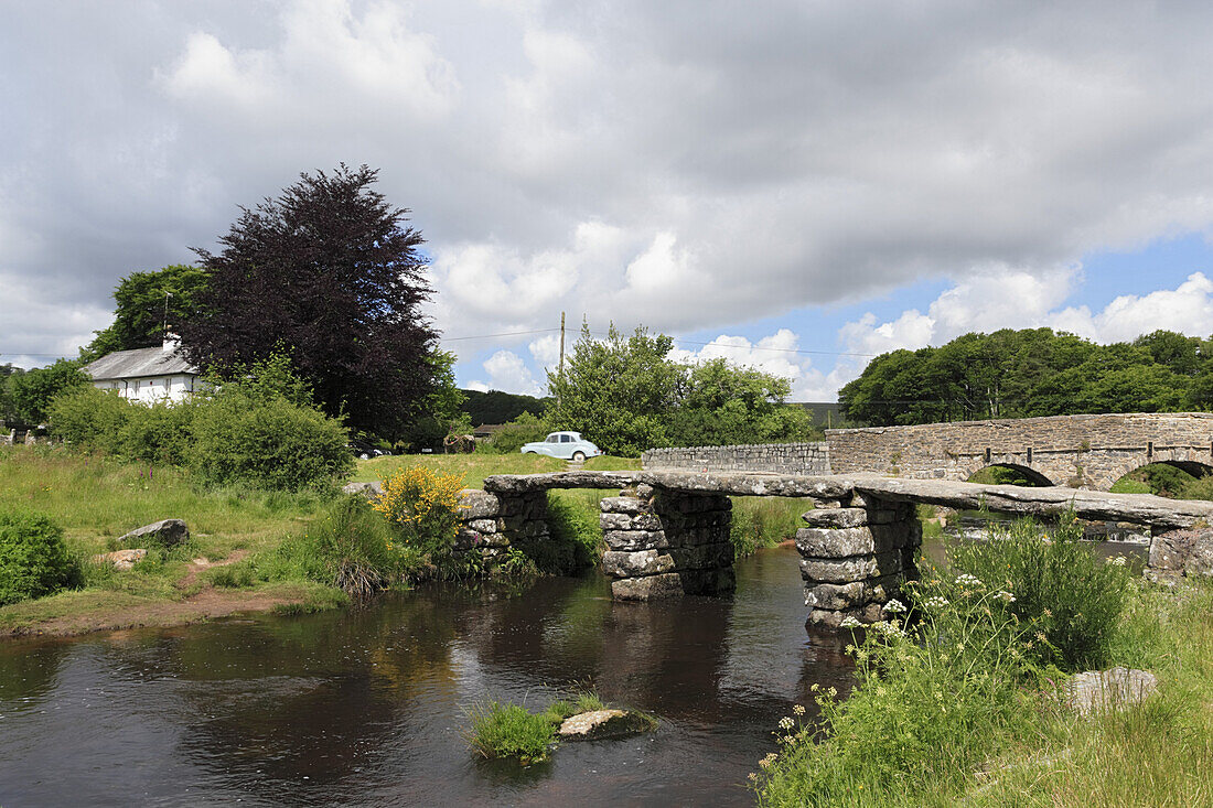 Clapper Bridge bei Postbridge, Dartmoor, Devon, England, Großbritannien