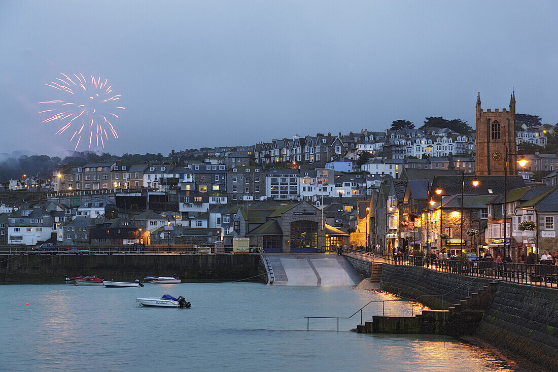Feuerwerk zum Sonnenwendfeier, St. Ives, Cornwall, England, Großbritannien
