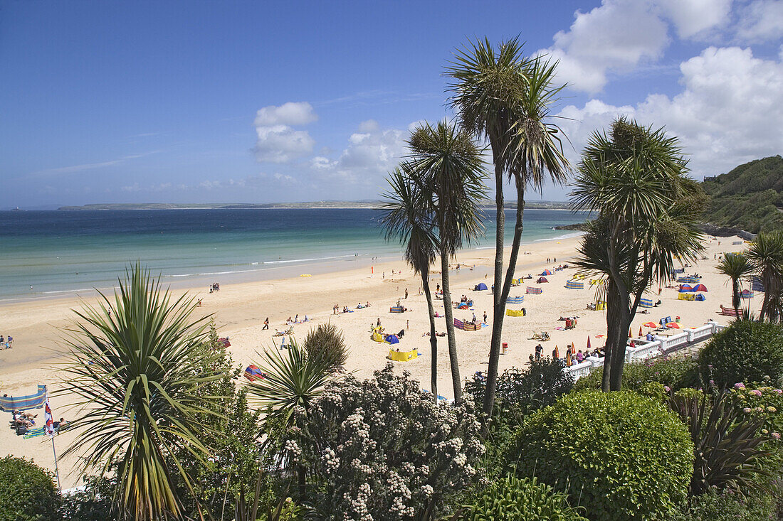 Leute sonnen sich am Porthminster Beach, St. Ives, Cornwall, England, Großbritannien