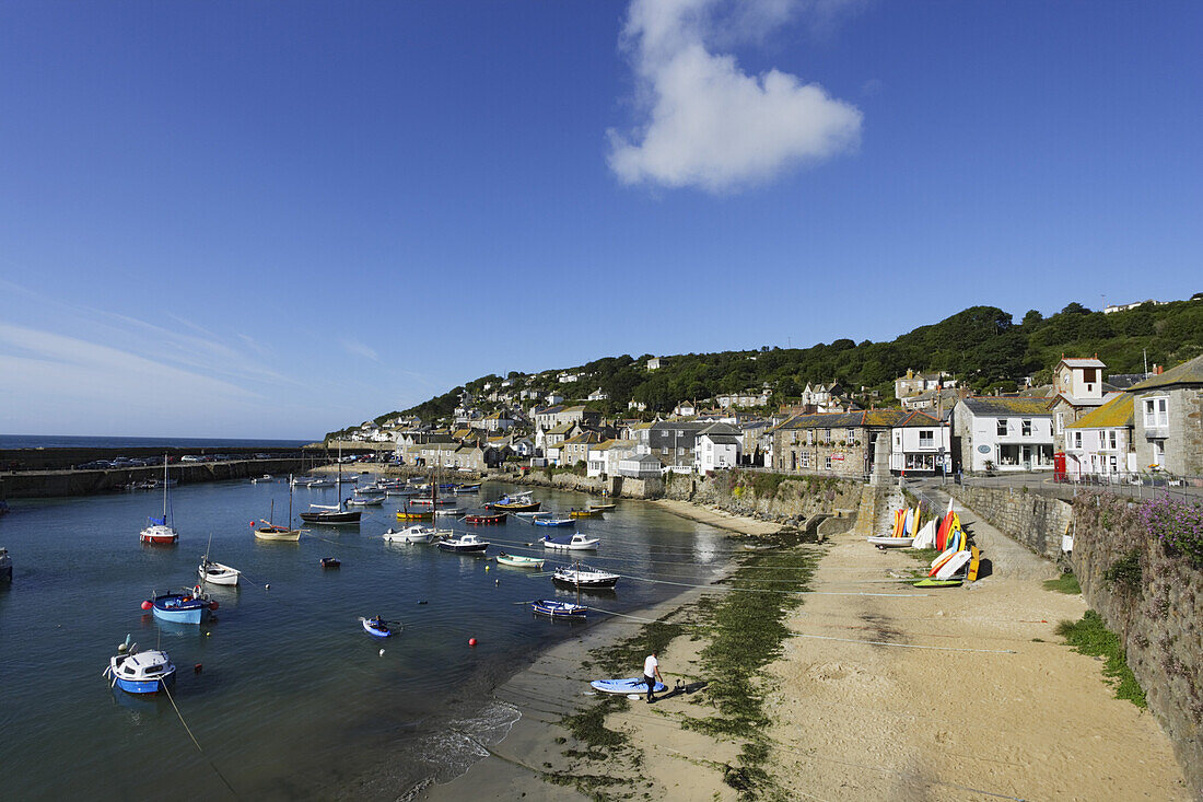 Blick über den Hafen von Mousehole, Penwith, Cornwall, England, Großbritannien