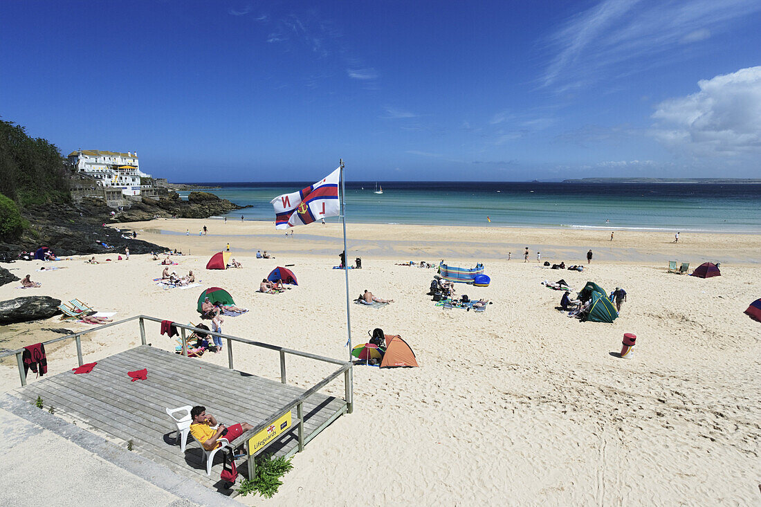 Leute sonnen sich am Porthminster Beach, St. Ives, Cornwall, England, Großbritannien