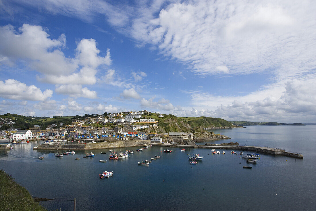 Fischerboote im Hafen, Mevagissey, Cornwall, England, Großbritannien