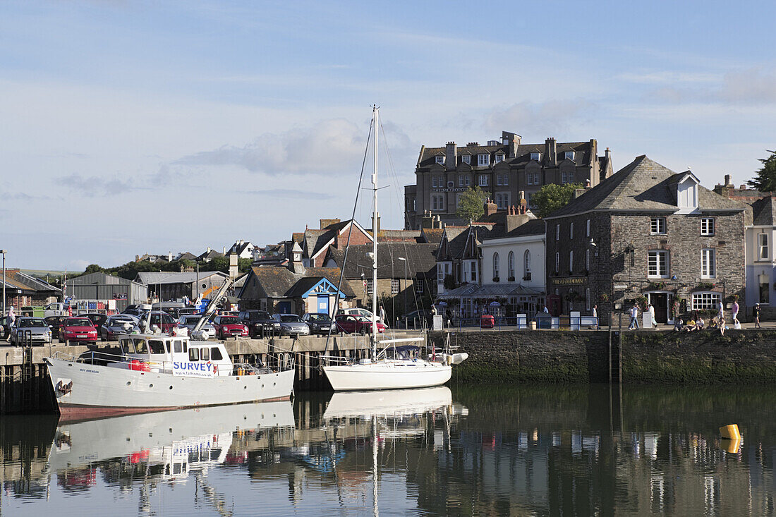 Fisherbooat am Kai, Padstow, Cornwall, England, Großbritannien