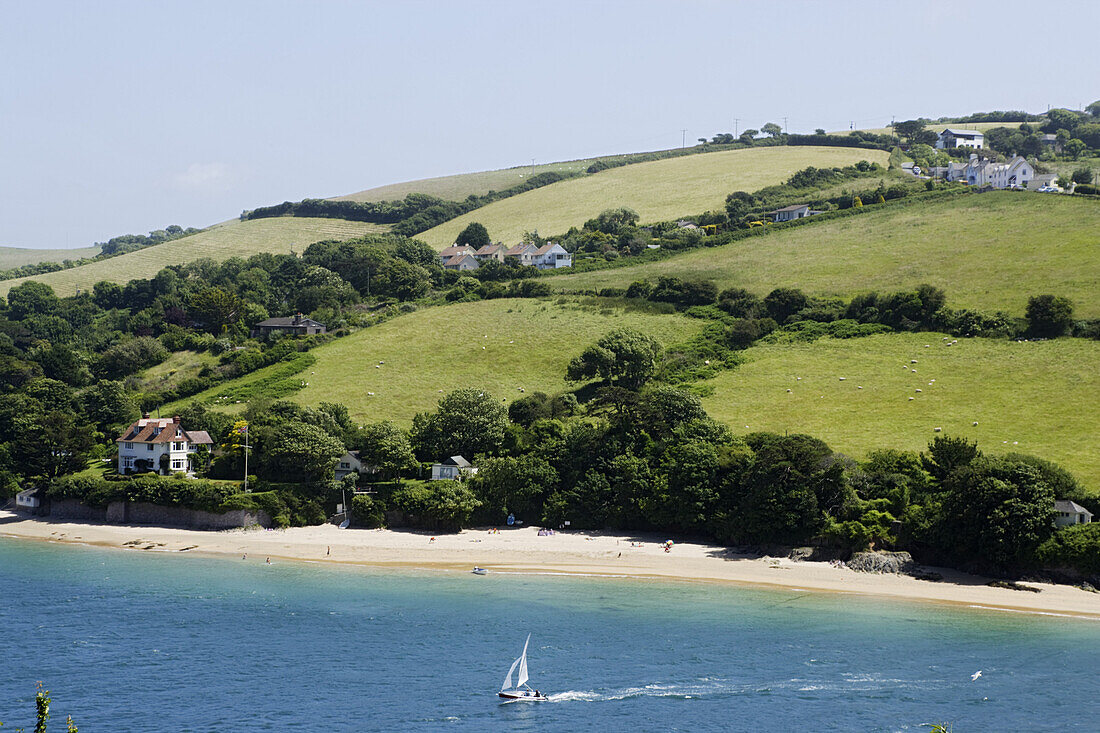 Blick auf einen Strand, Salcombe, Devon, England, Großbritannien