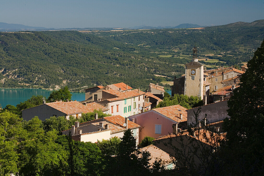 Blick auf das Dorf Aiguines über dem See Lac de Ste. Croix, Var, Provence, Frankreich