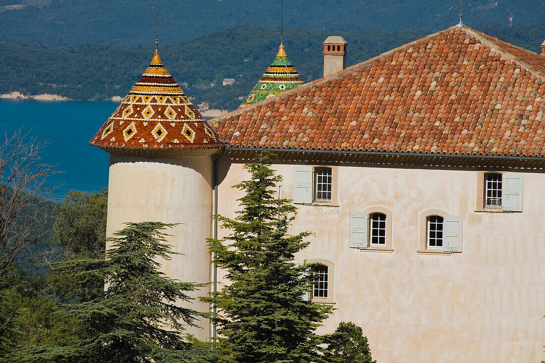 Das Schloss von Aiguines mit seinen bunten Dachziegeln vor dem See Lac de Ste.Croix, Var, Provence, Frankreich