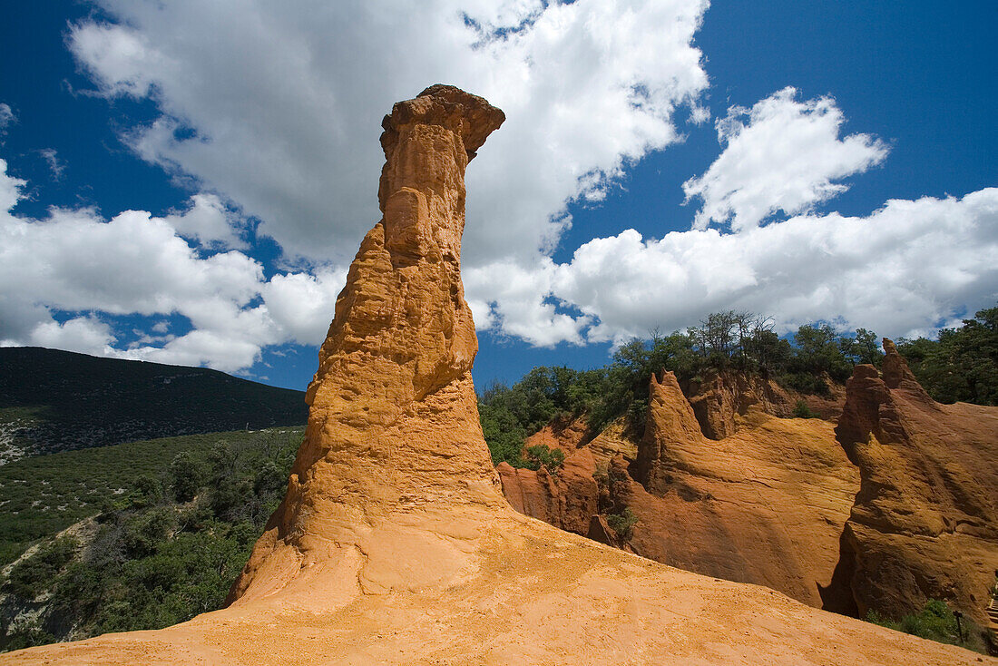 Colorado Provencal, Ockerfelsen unter blauem Himmel, Rustrel, Vaucluse, Provence, Frankreich