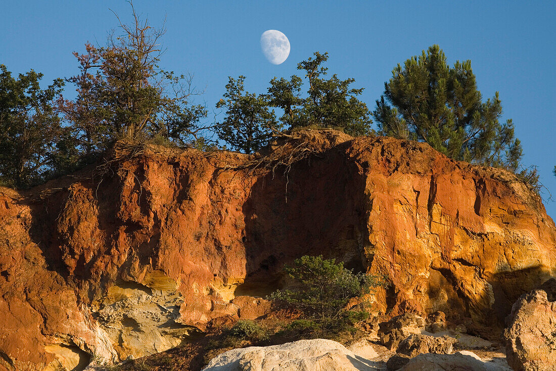 Colorado Provencal, rocks of ochre under a blue sky, Rustrel, Vaucluse, Provence, France